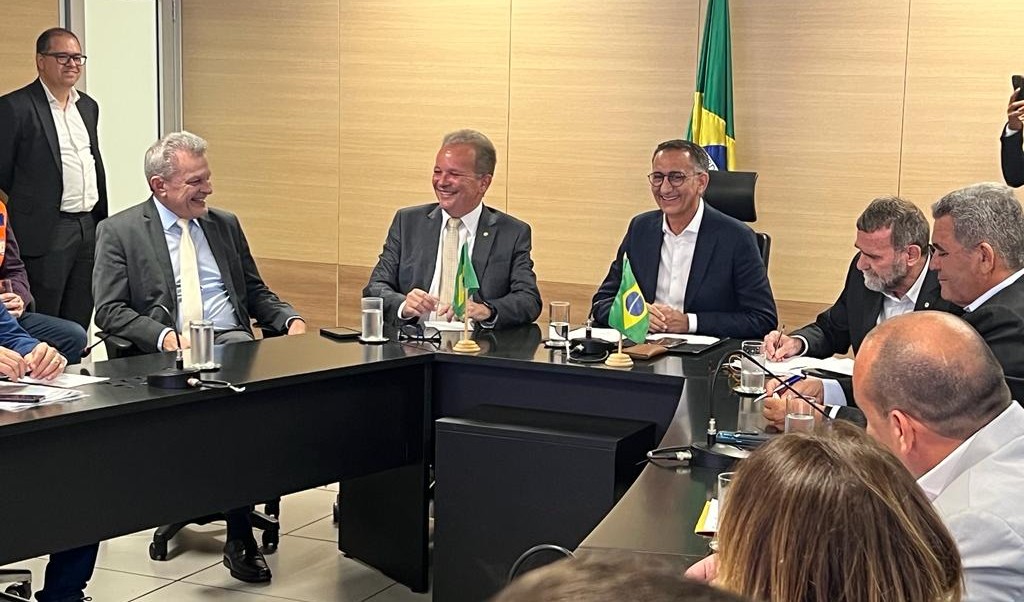 grupo de pessoas numa sala de reunião